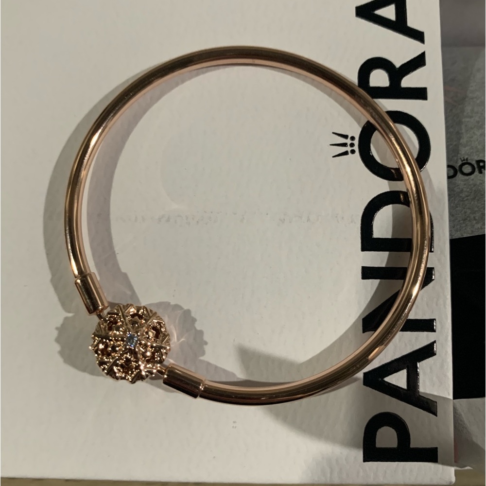 Pandora Moments Sparkling Snowflake Clasp Bangle-Rose Gold Plated - Picture 7 of 9